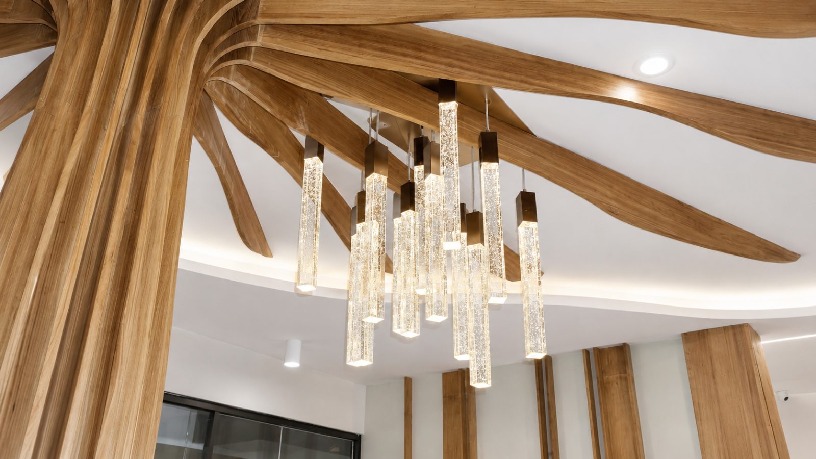 Detalle arquitectónico del techo de madera en la recepción de la clínica