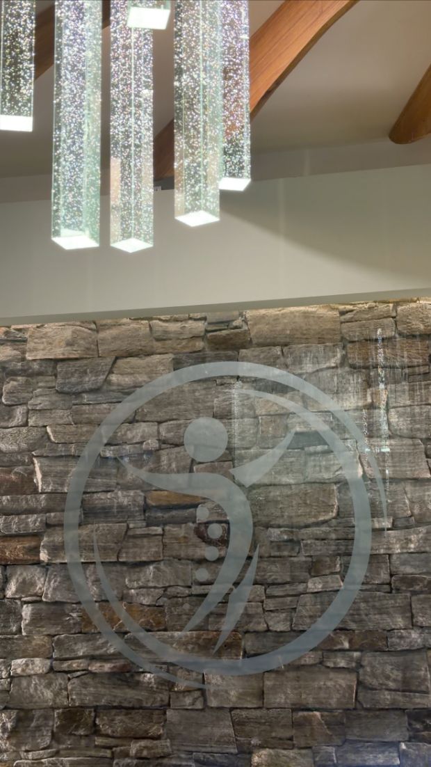 Interior de la clínica con el logo de la clínica grabado en cristal