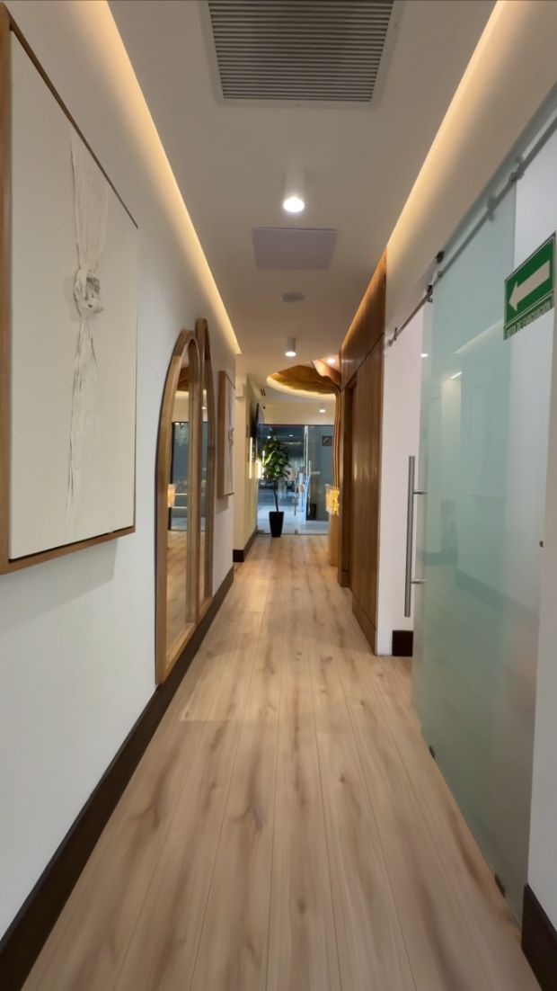 Pasillo interior de la clínica