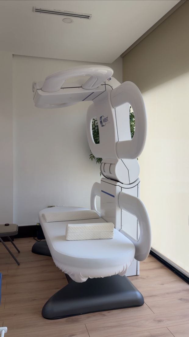 Equipo MBST® ARTHRO SPIN en la sala de tratamiento de la clínica en Honduras